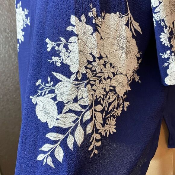 Haute Monde blue floral cold shoulder ruffle sleeve crinkle texture tunic top - Picture 5 of 7